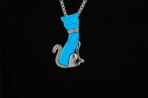 Nahaufnahme von Katzenanhänger mit Türkisstein und funkelndem Strasshalsband für Damen