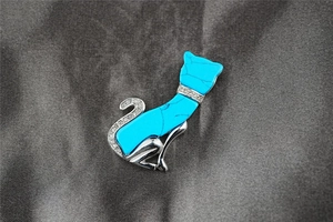Detailansicht des Katzenanhängers mit blauem Türkis-Inlay und silbernen Strass-Akzenten