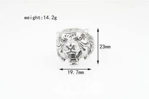 Macro shot of silver lion head ring with size 23mm x 19.7mm and 14.2g weight details