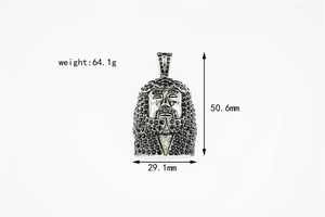 Detailansicht des silbernen Jesus-Anhängers mit Maßen 50,6 mm x 29,1 mm und Steinen