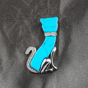 Katzen Anhänger Halskette in Silber mit blauem Türkisstein und funkelnden Kristallen