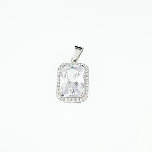 Silberne Halskette mit Smaragdschliff Zirkon Anhänger und eleganter Halo Diamant Fassung
