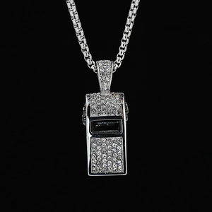 Hip-hop fluitje hanger ketting met zirkonia steentjes aan een zilveren box ketting