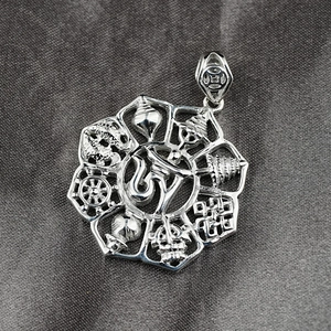 Vintage Silberfarbene Titanstahl-Halskette mit buddhistischen Symbolen und Om-Anhänger