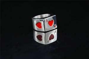 Makroaufnahme des quadratischen Herz-Ass-Rings mit rotem Emaille-Inlay auf Silber