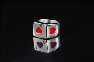 Nahaufnahme des Herz-Ass-Pokerrings mit Silberfinish und roten Emaille-Details