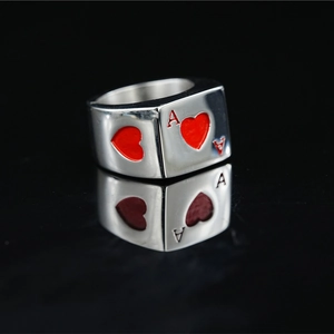 Polierter silberner quadratischer Ring mit rotem Herz-As-Poker-Design auf schwarzem Grund