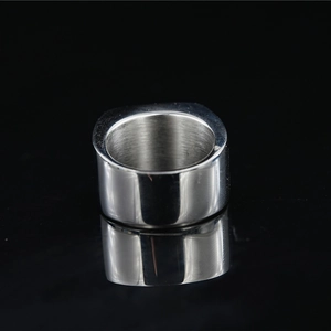 Minimalistischer breiter Ring mit Herz-As-Design und polierter Edelstahloberfläche
