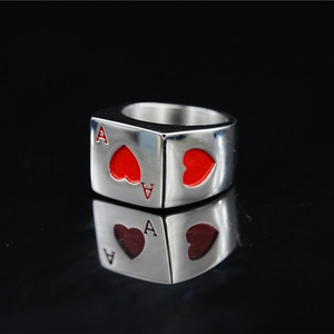 Polierter Edelstahlring mit rotem Herz-Ass-Pokermotiv auf elegantem schwarzem Hintergrund