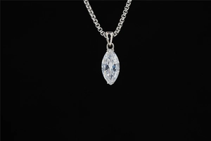 Dettaglio del ciondolo in moissanite taglio marquise con catena box in argento lucido