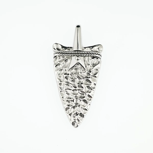 Retro arrowhead pendant necklace in silver stainless steel with textured hammer finish