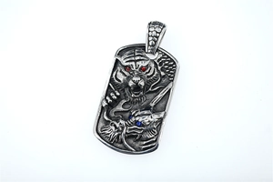 Relief détaillé dragon et tigre sur pendentif titane vintage avec cristaux rouge et bleu