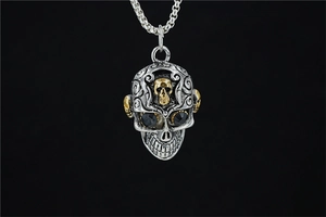 Gros plan du pendentif crâne vintage avec yeux en cristal noir et accents dorés