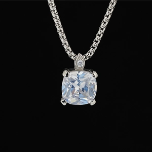 Elegante collana in acciaio al titanio con ciondolo in moissanite taglio cushion su catena