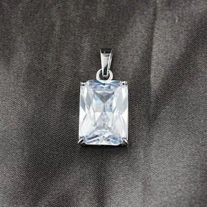 Elegante ciondolo rettangolare in moissanite in acciaio al titanio dal design minimalista