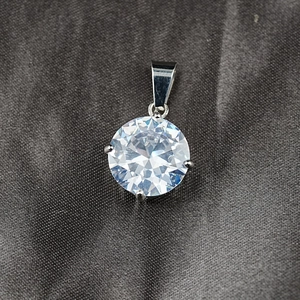 Elegante ciondolo in moissanite rotonda con incastonatura a quattro griffe su seta