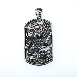 Pendentif plaque militaire en acier titane avec relief dragon et tigre et pierres rouges