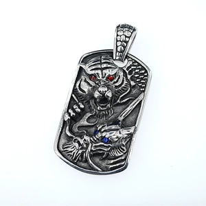 Pendentif vintage en acier titane avec motif dragon et tigre et yeux en zircone