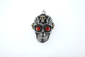 Détail du pendentif crâne gothique avec yeux en pierre rouge et gravures vintage