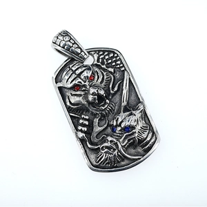 Médaillon vintage dragon et tigre en acier avec accents de zircone rouge et bleu