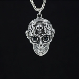 Collier rétro avec pendentif crâne gothique, yeux en zircon noir et chaîne argentée