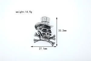 Vue détaillée du pendentif crâne avec chapeau montrant les dimensions et le poids