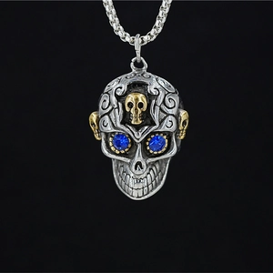 Collier pendentif crâne punk vintage avec yeux en strass bleus sur une chaîne argentée