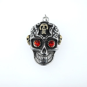 Pendentif crâne hip-hop rétro avec yeux en gemmes rouges et finition argent et noir