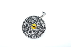 Détail du pendentif pentagramme vintage en acier avec une pierre jaune