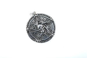 Détail du pendentif pentagramme gothique avec crâne réaliste et textures de fleurs