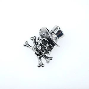Pendentif crâne punk gothique avec haut-de-forme et os croisés sur collier argent