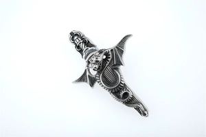 Makroaufnahme von gotischem Drachenschwert-Anhänger in Altsilber mit Flügelstruktur