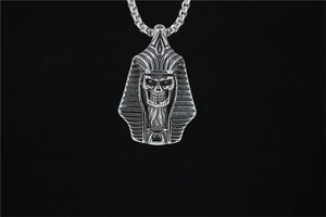 Gros plan détaillé du pendentif tête de mort Pharaon vintage avec texture métal oxydé
