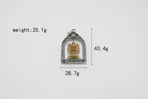 Detail eines Buddha-Anhängers aus Titanstahl mit silbernem Gehäuse und goldener Gottheit