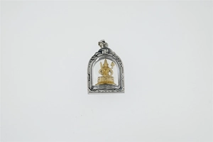 Detailansicht eines thailändischen Buddha-Anhängers in Silberhülle mit goldener Gottheit