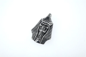 Détail macro du pendentif tête de mort de pharaon égyptien en argent vintage gothique