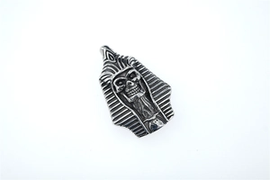 Vue détaillée du pendentif crâne de pharaon égyptien en argent vintage avec relief poli
