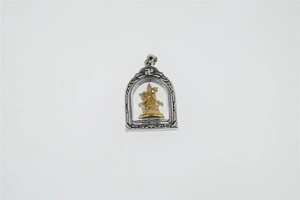 Detailansicht des gewölbten buddhistischen Anhängers aus Edelstahl mit goldener Buddha-Statue