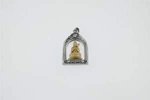 Detailansicht eines hohlen Titanstahl-Buddhisten-Anhängers mit goldener Buddha-Ikone
