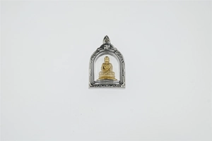 Detailansicht goldener Buddha-Anhänger mit silbernem Metallbogen und religiösem Symbol