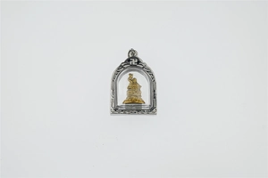 Detailansicht des silbernen Buddha-Amuletts mit goldener Statue und Swastika-Symbol