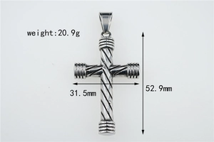 Détails de la texture du pendentif croix torsadée et dimensions 52,9 mm par 31,5 mm