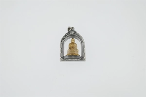 Detailansicht des goldenen Buddha-Anhängers mit silbernem Bogen und Hakenkreuz-Symbol