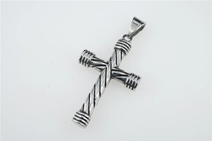Gros plan du pendentif croix torsadée avec texture métallique vintage et style industriel