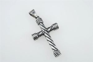 Vue macro détaillée du pendentif croix en argent antique avec texture en spirale
