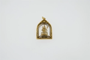 Detailaufnahme eines goldenen buddhistischen Anhängers mit verzierten Rahmen und Swastika-Symbol