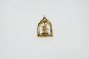 Details eines goldenen bogenförmigen buddhistischen Anhängers mit kleiner Buddha-Statue