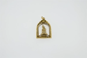 Makroaufnahme des vergoldeten Buddha-Anhängers mit hohlem Design und Swastika-Symbol