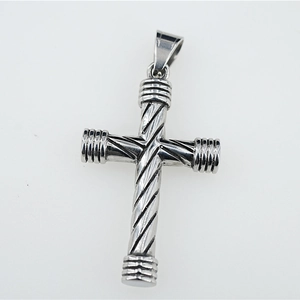 Pendentif croix classique à design torsadé en métal argenté vieilli pour hommes et femmes