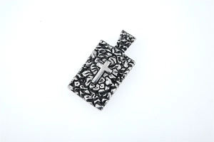 Vue détaillée d'un pendentif croix en acier inoxydable avec texture de roche rustique